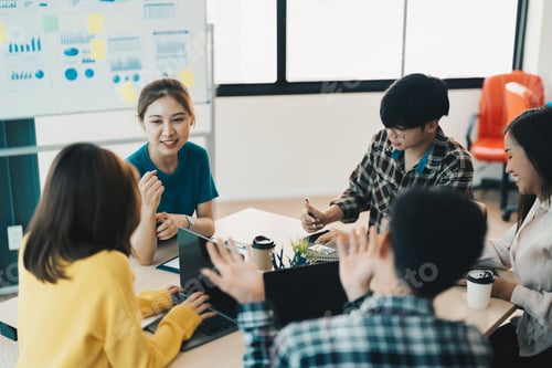 Preview: Crop shot of asian business young people having business meeting to discussing business ideas