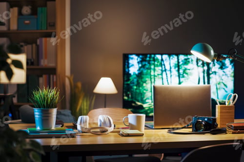 Vista previa: Contemporary home office with desk