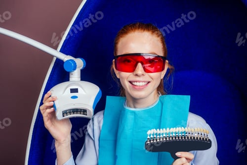 Visualização: ruiva ruiva jovem alegre cliente feminina sentada no consultório odontológico