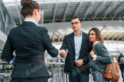 Visualização: Procedimento de aprovação. Jovem casal está no aeroporto juntos