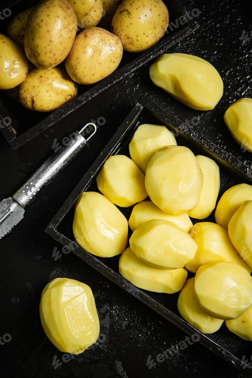Preview: Fresh peeled potatoes.
