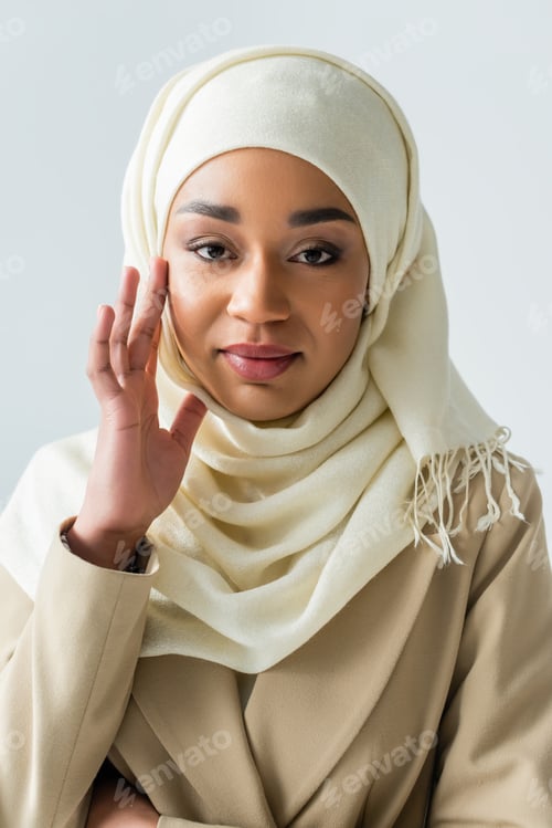 Preview: pretty muslim woman in white hijab looking at camera isolated on grey