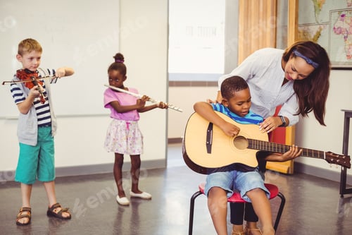 Visualização: Professor ajudando crianças a tocar um instrumento musical na sala de aula