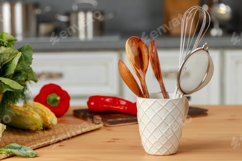 Preview: Kitchenware utensils in a cup on kitchen table
