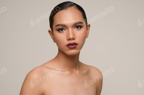 Preview: Young female model with perfect smile and beautiful face