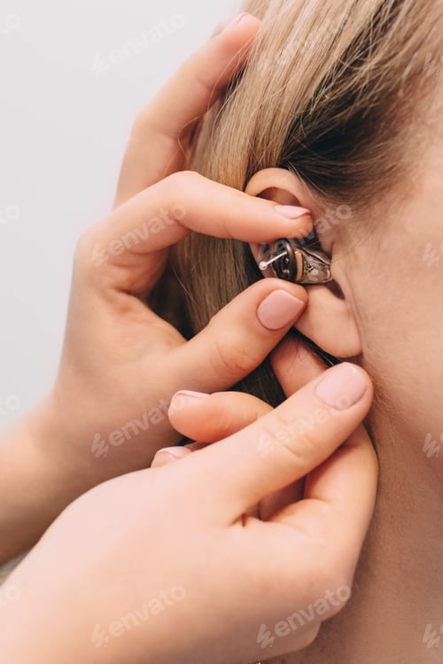 Preview: adjusting of a hearing aid on patient ear