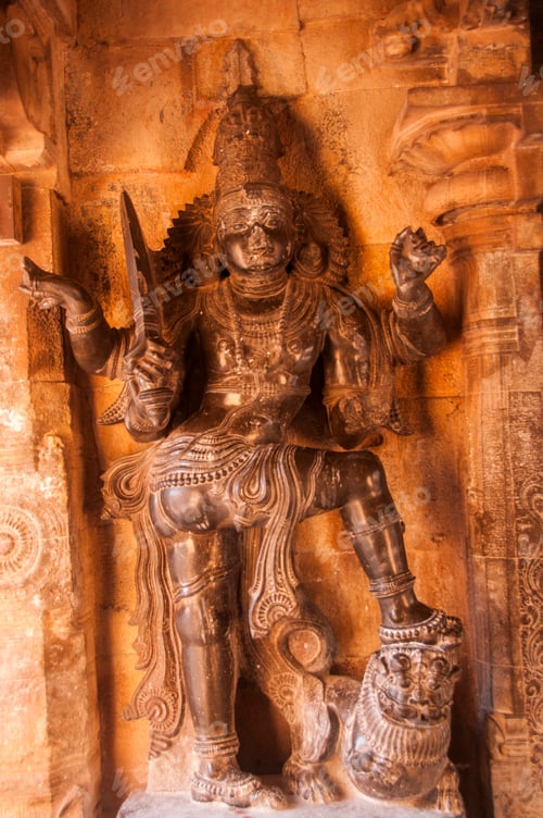 Preview: God statue and Details on the facade at Brihadeeswara Temple