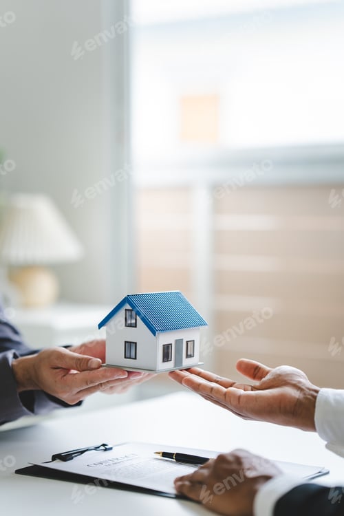 Preview: real estate agent Delivering sample homes to customers, mortgage loan contracts. Make a contract for