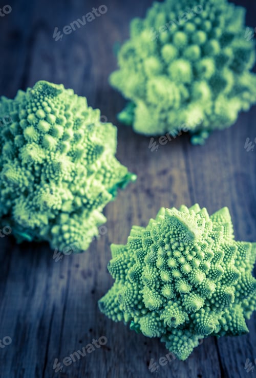 Preview: Fresh romanesco broccoli on the wooden board
