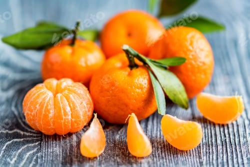 Preview: Mandarine orange or tangerine on wooden board
