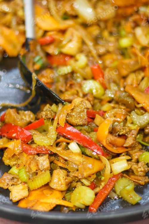 Preview: Fresh prepared eating with meat and vegetables