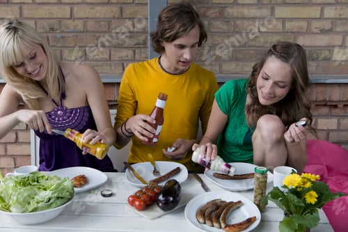 Preview: Germany, Berlin, Young people having barbecue