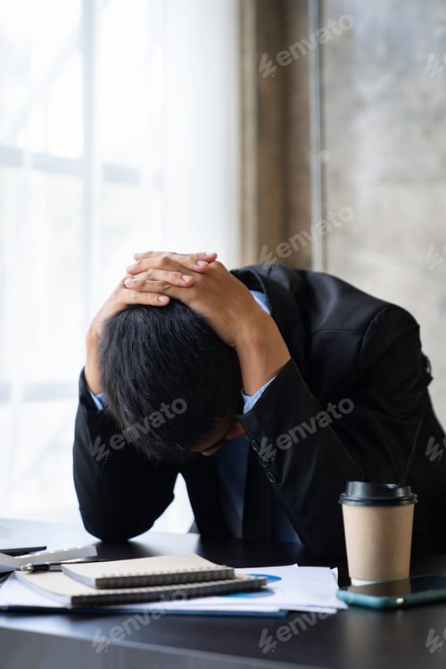 Visualização: man in shock on the background of a laptop. This man has received bad news. Ruin of the entrepreneur