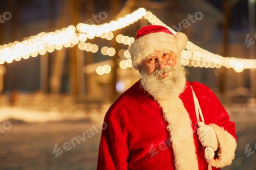 Preview: Santa Claus in Night Street