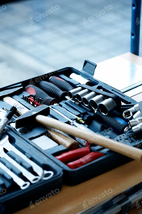 Preview: Vertical shot of a set of tools in a case