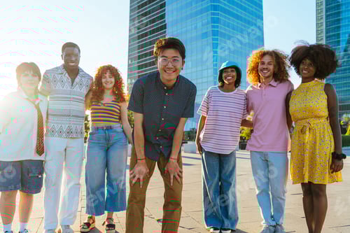 Visualização: Grupo multiétnico de jovens amigos se encontrando e se divertindo ao ar livre