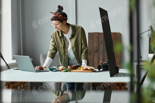 Preview: Food Photographer Working in Studio