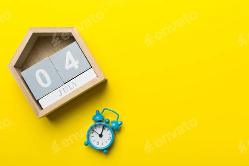 Visualização: Calendário de 4 de julho. Conceito de lembrete do Dia da Independência. Calendário de madeira com data de 4 de julho