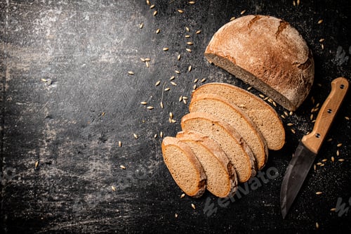 Preview: Slices of fresh rye bread on the table.