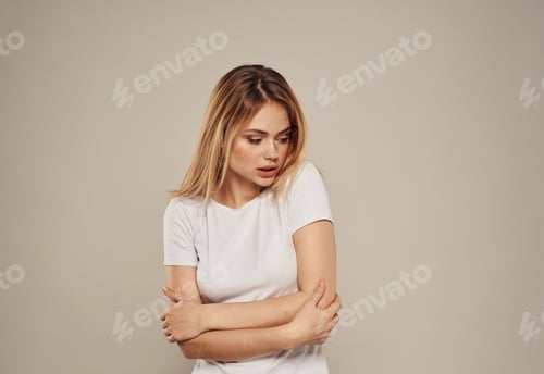 Preview: beautiful blonde in a white t-shirt on a gray background portrait Copy Space