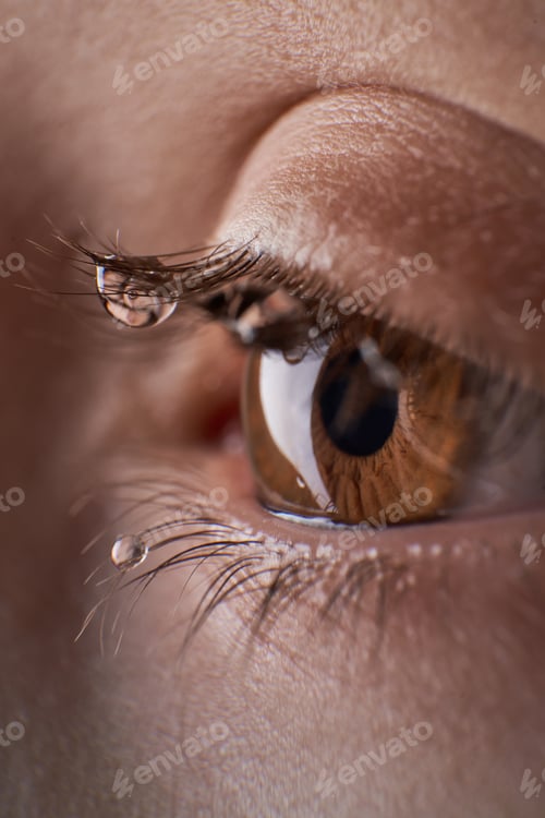 Vista previa: Anonymous kid with tears on eyelashes