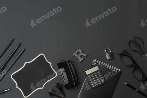 Visualização: Conceito de volta às aulas assistir papel de carta de biscoitos de linha de giz em fundo preto.