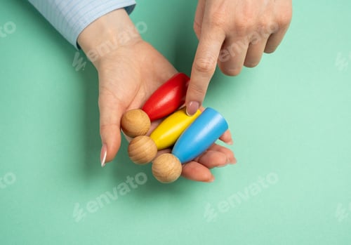 Preview: A woman chooses people on her palm. The concept of task delegation