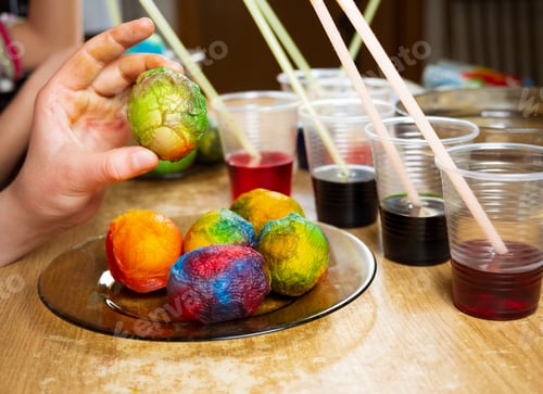 Preview: Children paint Easter eggs with colorful dyes in an unusual way