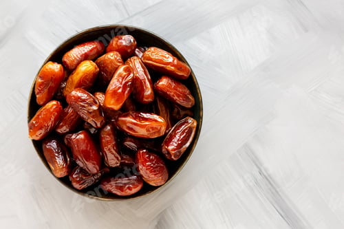 Preview: Organic Raw Dry Dates in a Bowl, top view. Copy space.