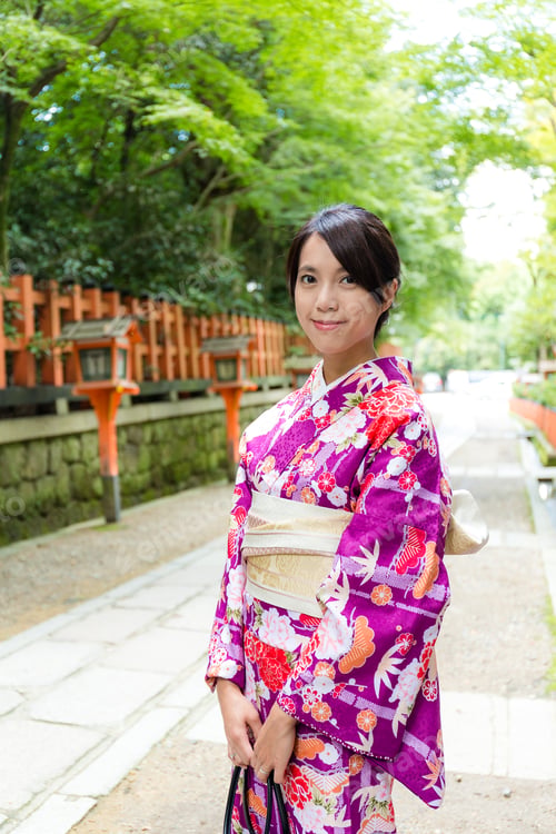 Preview: Japanese woman with kimono dressing