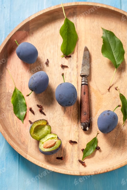 Preview: Fresh ingredients for pickled plums in the jar