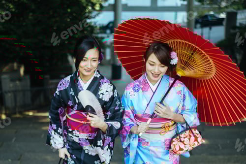Preview: Japanese women with kimono walking in Tokyo