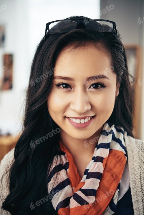 Preview: Beautiful brunette