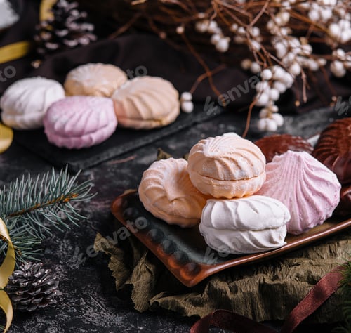 Preview: marshmallow cakes in chocolate glaze and christmas decor