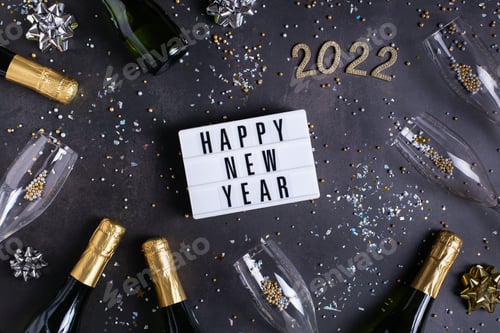 Visualização: Cartão de feliz ano novo, 2022 com champanhe, confete