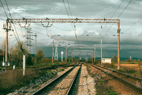 Vorschau: Bahnhof vor wunderschönem dramatisch Himmel.