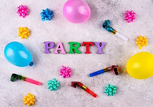 Visualização: Conceito de celebração de festa de aniversário com chapéu de papel