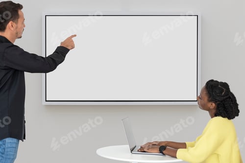 Preview: Blank projecting screen with colleagues in a meeting smart technology