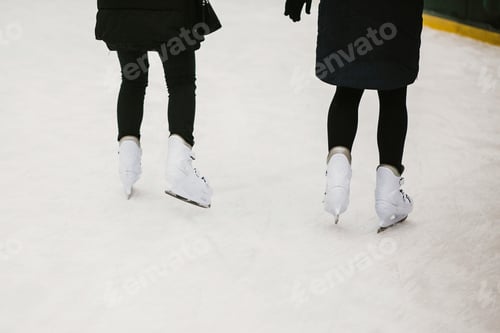 Aperçu: Skaters skating on iceskating ring in european city center in winter holidays