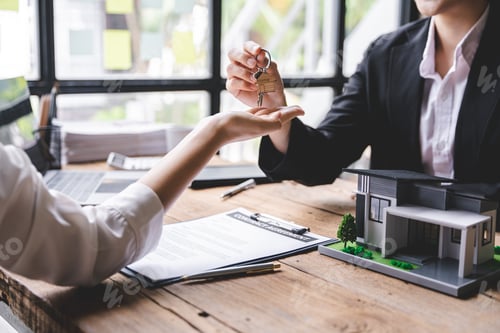 Preview: real estate agent Delivering sample homes to customers, mortgage loan contracts. Make a contract for