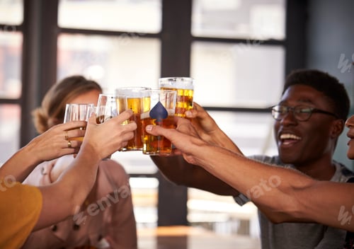Visualização: Grupo de jovens amigos se reunindo para beber e fazer um brinde no restaurante