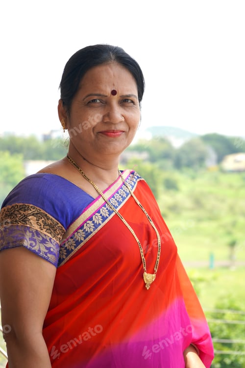 Preview: Portrait of happy traditionally dressed Indian woman