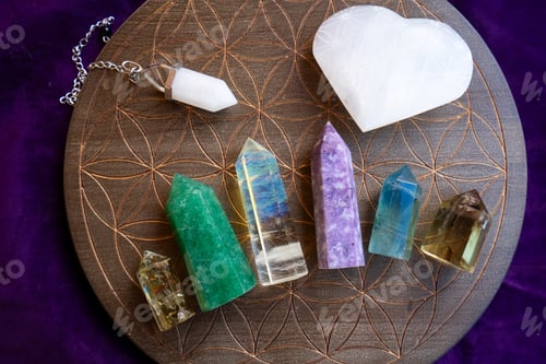 Preview: Healing crystals on brown background