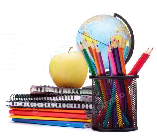 Visualização: Globo, pilha de cadernos e lápis. Acessórios para estudantes e crianças em idade escolar
.