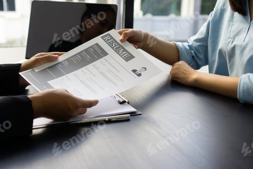 Preview: The job interviewer is accepting the resume written on the resume. And the talent of job applicants
