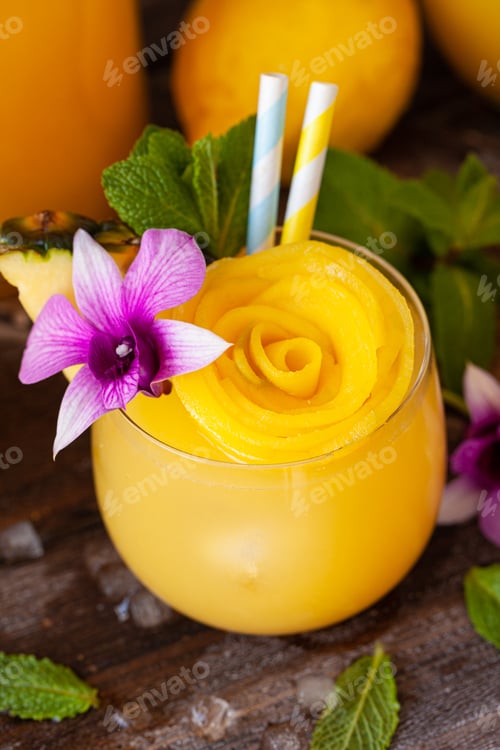 Preview: Refreshing cocktail with fresh pineapple and mint leaves