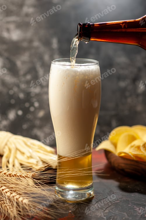 Visualização: vista frontal: copo de urso com chips em um fundo claro, cor de vinho, foto, bebida alcoólica, lanche