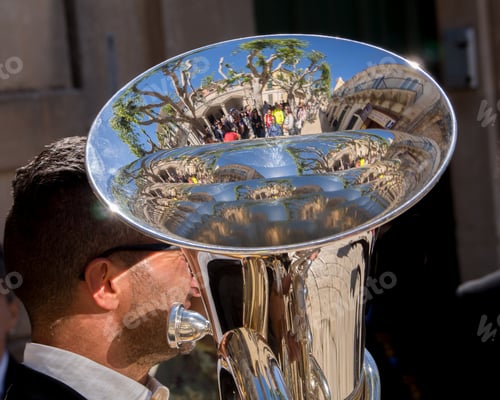 Preview: The buildings are reflected in the trumpet