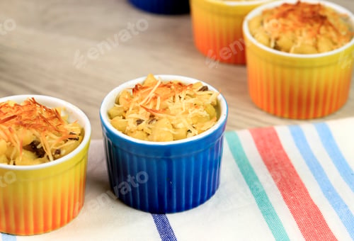Preview: Traditional North American dish. Baked pasta with cheese.