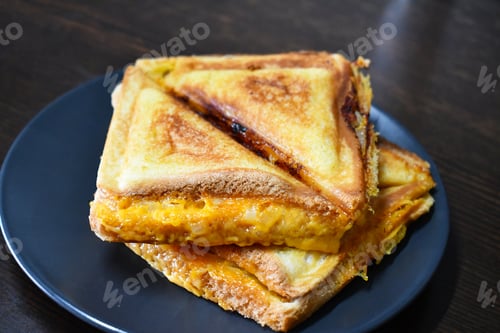 Preview: Grilled cheese sandwich on a plate.